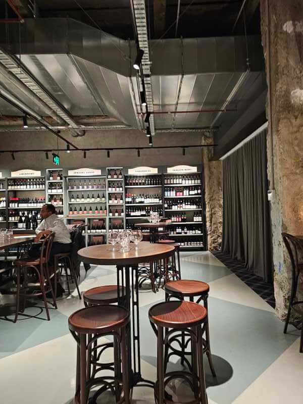 로드 앤 건 셀러 & 와인 바 (Rodd & Gunn Cellar & Wine Bar) 내부 인테리어