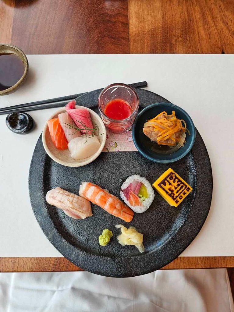 Koko Ayame 세트 사시미 스시 치킨 난반